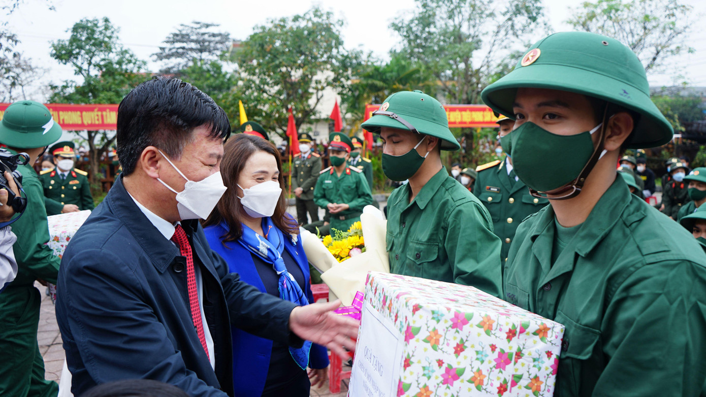 Chủ tịch Ủy ban MTTQ Việt Nam tỉnh Quảng Trị Đào Mạnh Hùng; Chủ nhiệm Ủy ban Kiểm tra Tỉnh ủy Quảng Trị Hồ Thị Thu Hằng tặng hoa, quà chúc mừng, động viên các tân binh huyện Triệu Phong. Chủ tịch Ủy ban MTTQ Việt Nam tỉnh Quảng Trị Đào Mạnh Hùng; Chủ nhiệm Ủy ban Kiểm tra Tỉnh ủy Quảng Trị Hồ Thị Thu Hằng tặng hoa, quà chúc mừng, động viên các tân binh huyện Triệu Phong.