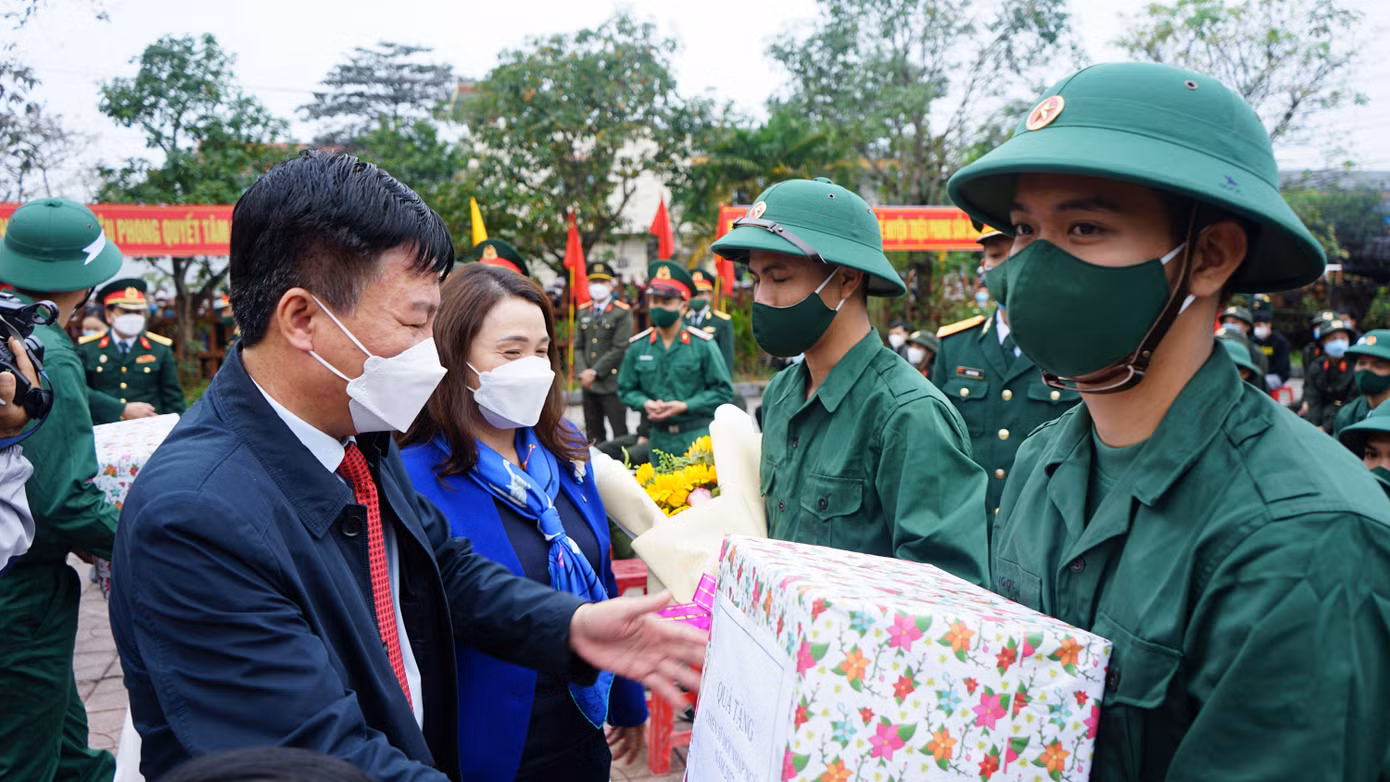 Chủ tịch Ủy ban MTTQ Việt Nam tỉnh Quảng Trị Đào Mạnh Hùng; Chủ nhiệm Ủy ban Kiểm tra Tỉnh ủy Quảng Trị Hồ Thị Thu Hằng tặng hoa, quà chúc mừng, động viên các tân binh huyện Triệu Phong.