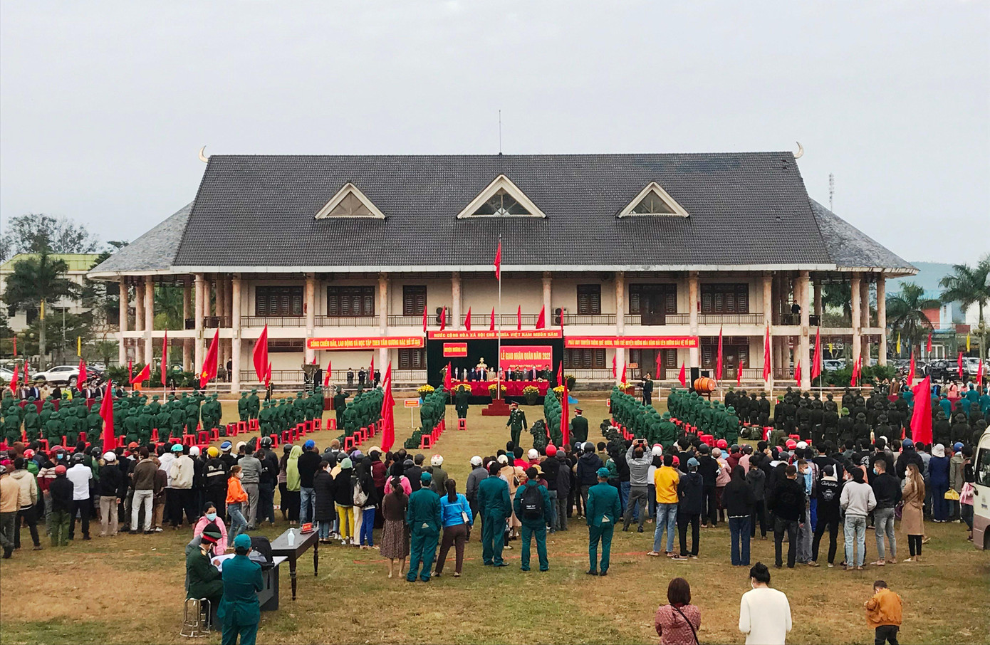 Lễ giao nhận quân năm 2022 được huyện Hướng Hóa tổ chức trang trọng, đảm bảo quy định phòng chống COVID -19. Ảnh: Đình Phục. Lễ giao nhận quân năm 2022 được huyện Hướng Hóa tổ chức trang trọng, đảm bảo quy định phòng chống COVID -19. Ảnh: Đình Phục.