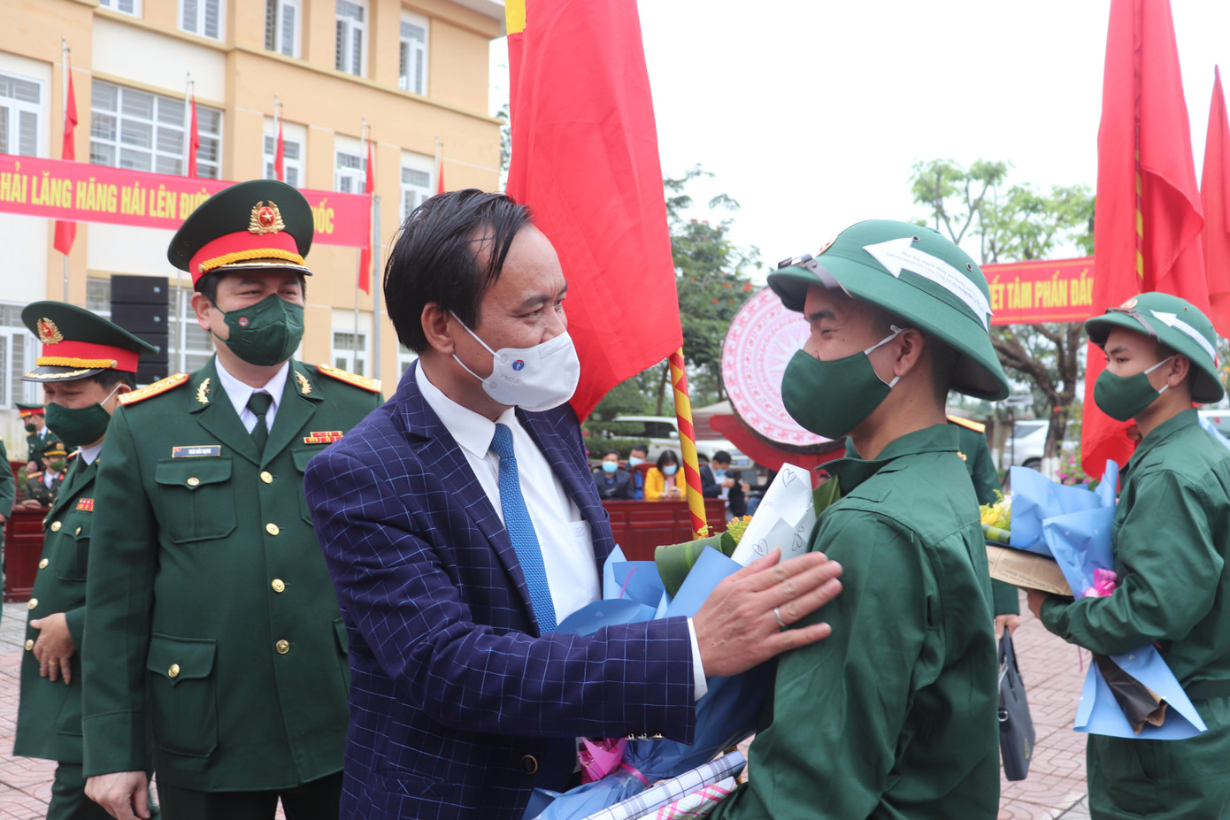 Chủ tịch UBND tỉnh Quảng Trị Võ Văn Hưng tặng quà động viên các tân binh huyện Hải Lăng. Chủ tịch UBND tỉnh Quảng Trị Võ Văn Hưng tặng quà động viên các tân binh huyện Hải Lăng.