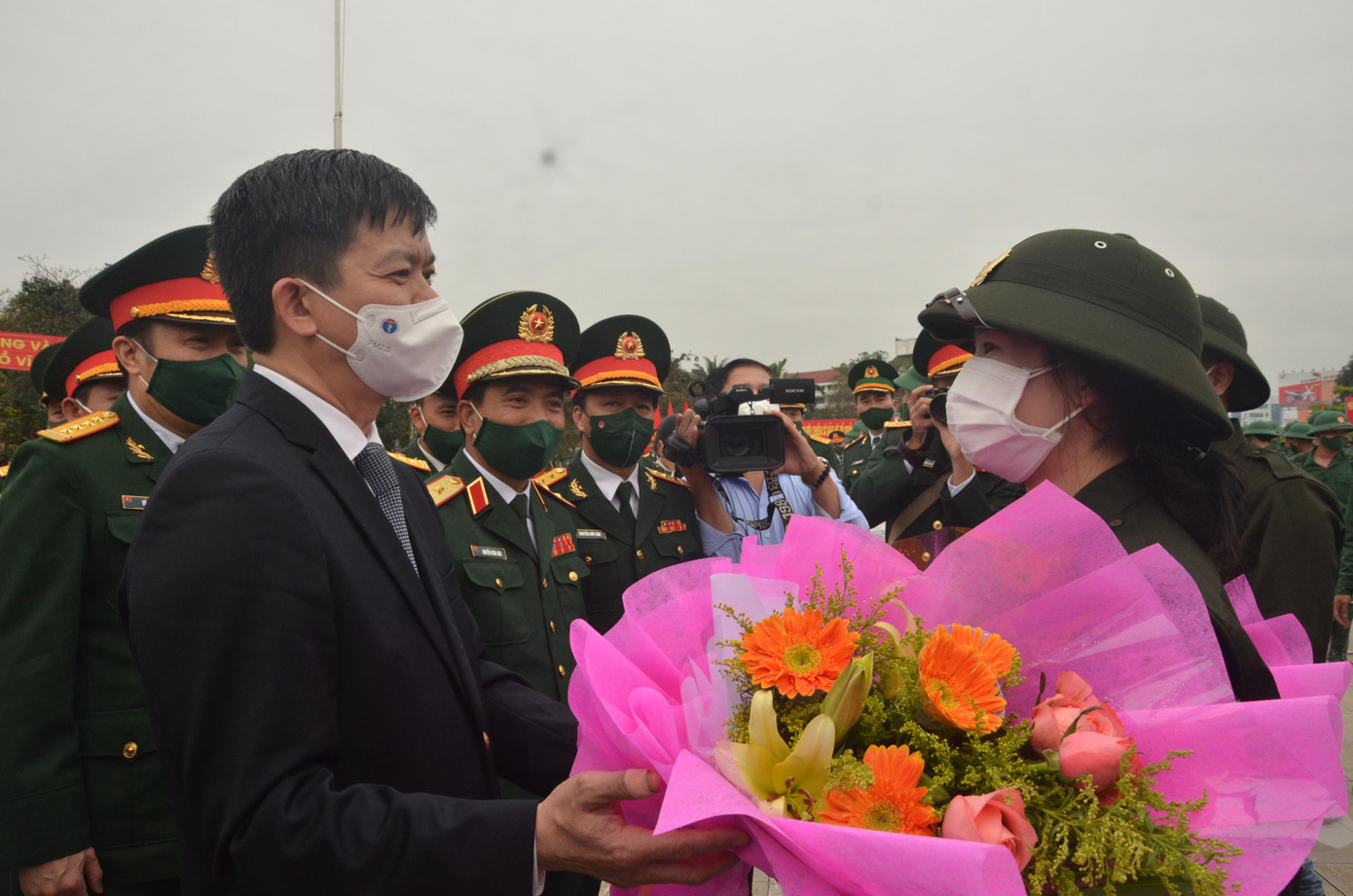 Bí Thư Tỉnh ủy Quảng Trị Lê Quang Tùng tặng hoa chúc mừng công dân nữ Nguyễn Thị Hải Vân lên đường nhập ngũ. Bí Thư Tỉnh ủy Quảng Trị Lê Quang Tùng tặng hoa chúc mừng công dân nữ Nguyễn Thị Hải Vân lên đường nhập ngũ.