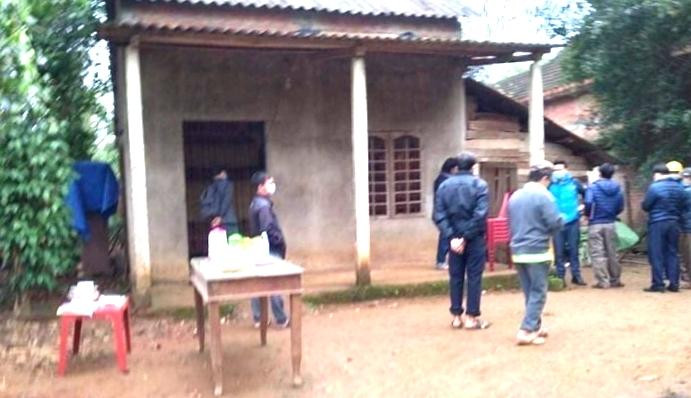 Người dân địa phương đến chia sẻ cùng gia đình nạn nhân Lê Chí Tr.