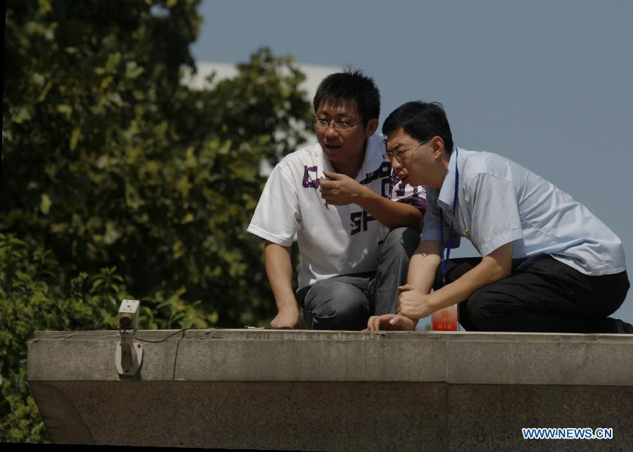 Các phóng viên cố gắng tận dụng mọi điều kiện để có thể theo dõi và cập nhật thông tin nhanh nhất. Các phóng viên cố gắng tận dụng mọi điều kiện để có thể theo dõi và cập nhật thông tin nhanh nhất