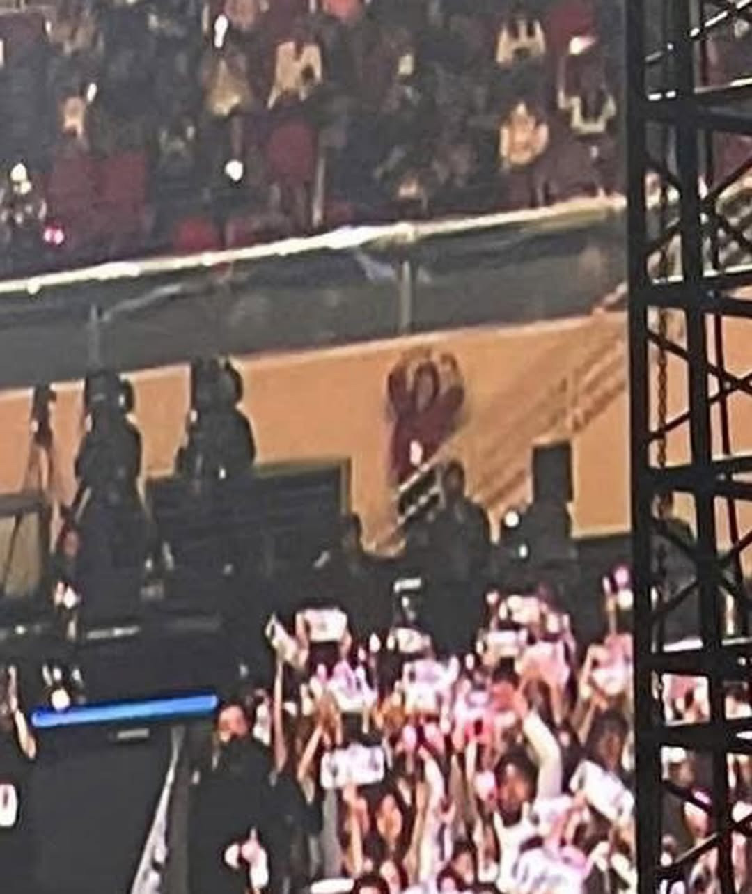 Á hậu Phương Nga khiến cư dân mạng buồn cười với bức ảnh chụp chung Jisoo tại fan meeting. Ảnh: IG.