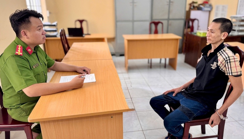 Nguyễn Thanh Tân tại trụ sở công an. Ảnh: PLO. Nguyễn Thanh Tân tại trụ sở công an. Ảnh: PLO.