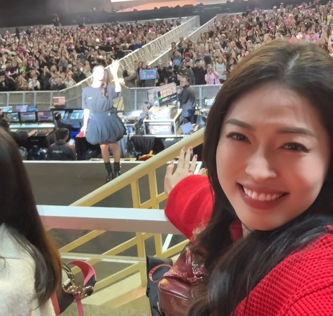 Á hậu Phương Nga vẫy tay với Jisoo ở cự ly gần. Ảnh: IG.