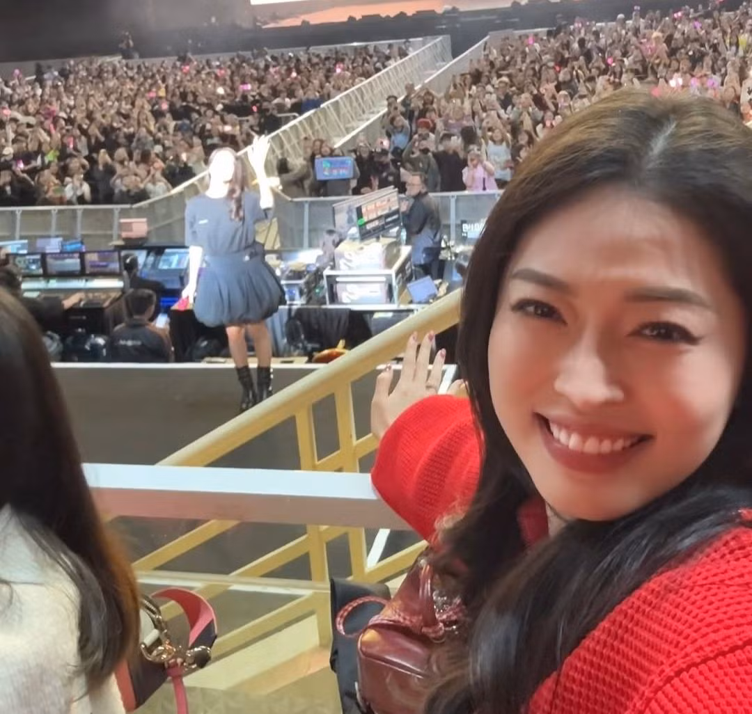 Á hậu Phương Nga vẫy tay với Jisoo ở cự ly gần. Ảnh: IG.