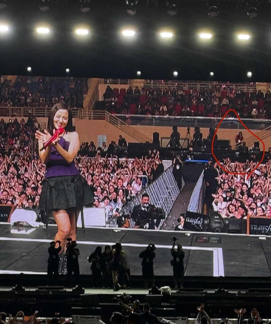 Á hậu Phương Nga khiến cư dân mạng buồn cười với bức ảnh chụp chung Jisoo tại fan meeting. Ảnh: IG.