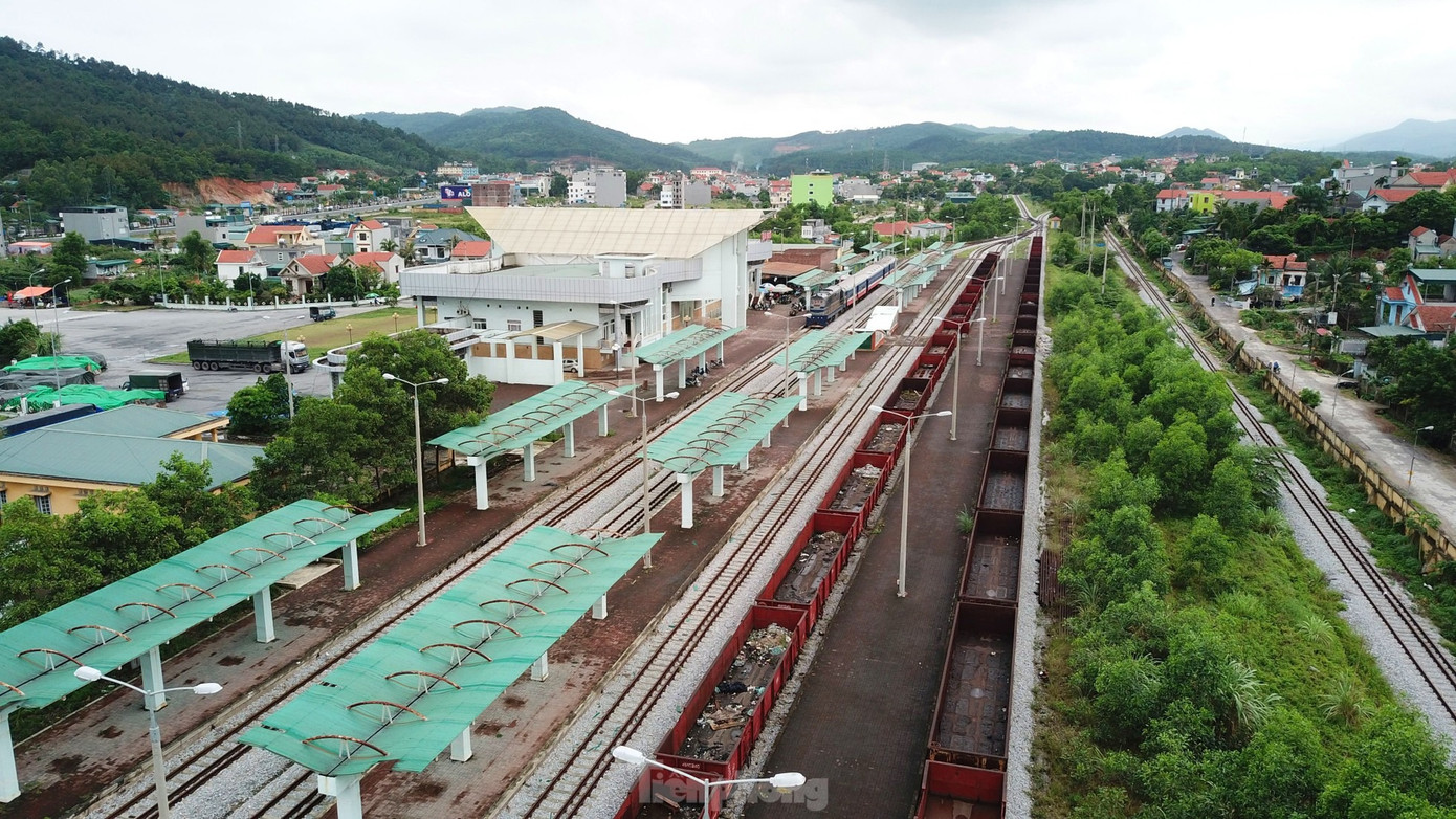 Dự án xây dựng tuyến đường sắt Yên Viên - Phả Lại - Hạ Long - Cái Lân bỏ hoang phế hơn một thập kỷ qua. Dự án xây dựng tuyến đường sắt Yên Viên - Phả Lại - Hạ Long - Cái Lân bỏ hoang phế hơn một thập kỷ qua.