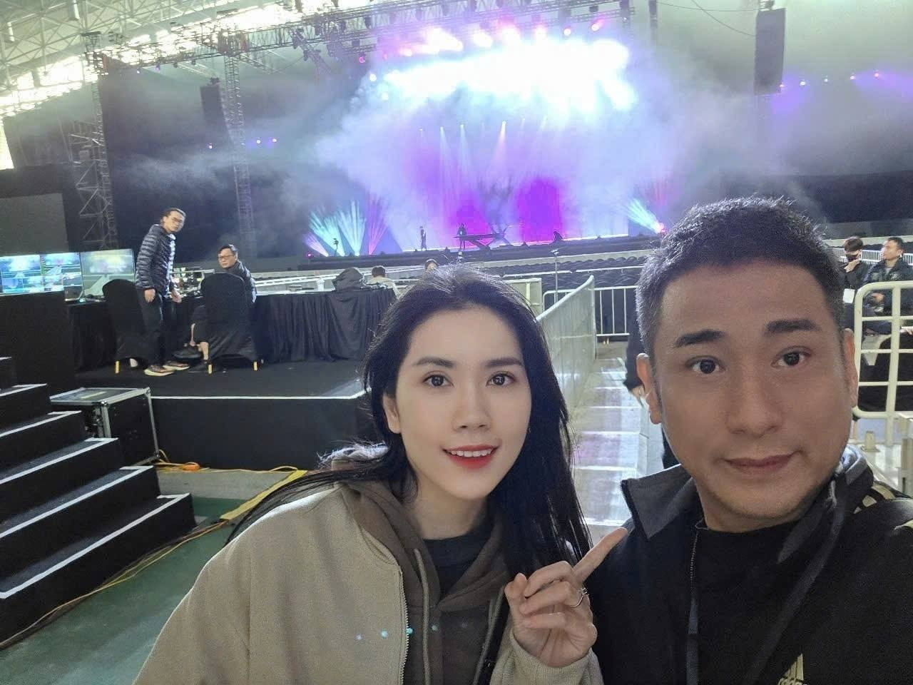 Minh Tiệp hộ tống vợ và con gái tham gia fan meeting của Jisoo. Ảnh: FBNV.