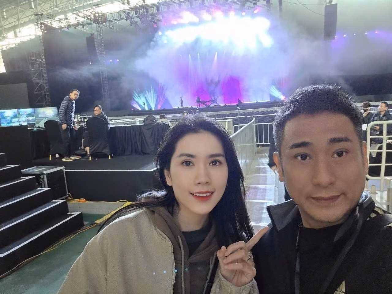Minh Tiệp hộ tống vợ và con gái tham gia fan meeting của Jisoo. Ảnh: FBNV.