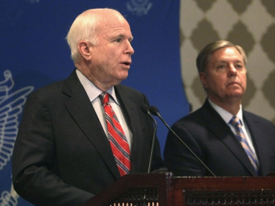 2 Thượng Nghị sĩ McCain (trái) và Lindsey Graham. 2 Thượng Nghị sĩ McCain (trái) và Lindsey Graham
