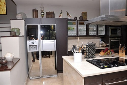 Gian bếp tiện nghi là nơi hoa hậu Hà Kiều Anh có thể nấu những món ăn ngon cho chồng và hai cậu con trai đáng yêu của cô.