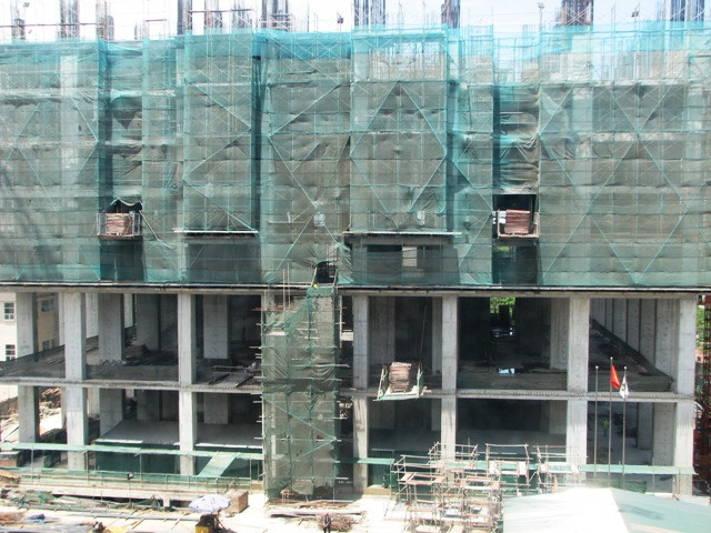 Toàn cảnh dự án căn hộ siêu sang D’.Palais de Louis đang xây dựng dang dở phía sau