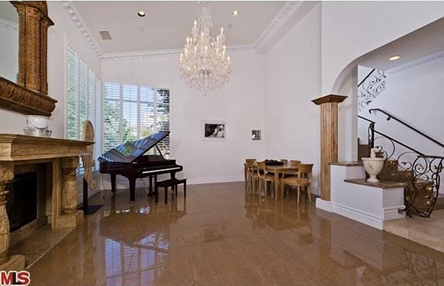 Tường và các dụng cụ trong nhà đều là màu trắng. Gương và đèn là nét đặc biệt của phòng tắm. Căn phòng này là nơi Leona sáng tác và luyện tập.