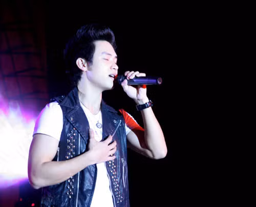 Duy Khoa vẫn nồng nàn với những giai điệu trữ tình