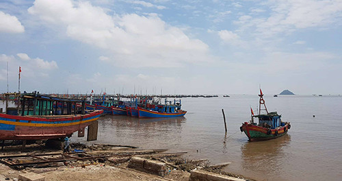 Tàu chìm, 3 ngư dân ôm can nhựa lênh đênh trên biển 30 tiếng ảnh 2