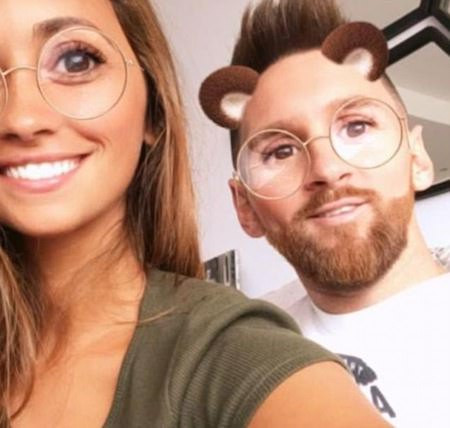 Vợ chồng Messi tình tứ gây sốt trên mạng ảnh 1