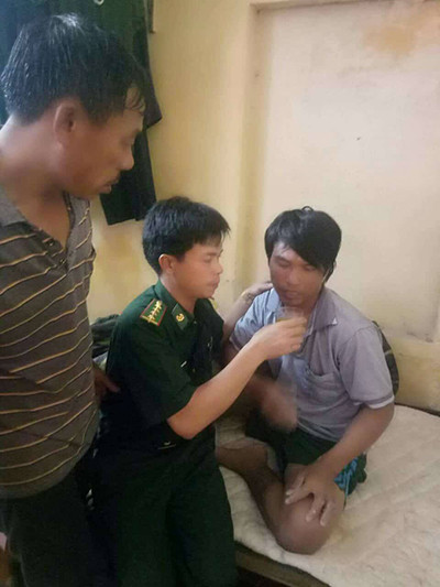 Tàu chìm, 3 ngư dân ôm can nhựa lênh đênh trên biển 30 tiếng ảnh 1