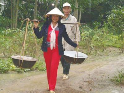 Vợ chồng chị Dung gánh cỗ đến nhà cha mẹ