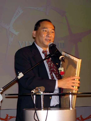 TS Nguyễn Chánh Khê tại lễ Vinh danh nước Việt 2005 do Vietnamnet tổ chức.