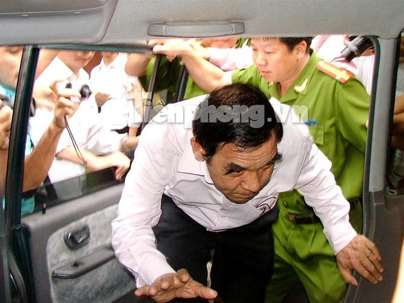 Ông Huỳnh Ngọc Sĩ (áo trắng) bị công an áp giải từ nhà riêng ở số 350 Võ Văn Tần (Q.3, TP.HCM) về nơi tạm giam lúc 15h chiều ngày 11/2/2009. Ảnh: Hữu Vinh