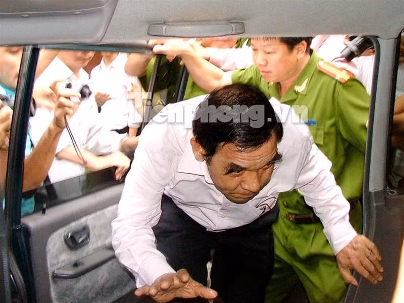 Ông Huỳnh Ngọc Sĩ (áo trắng) bị công an áp giải từ nhà riêng ở số 350 Võ Văn Tần (Q.3, TP.HCM) về nơi tạm giam lúc 15h chiều ngày 11/2/2009. Ảnh: Hữu Vinh