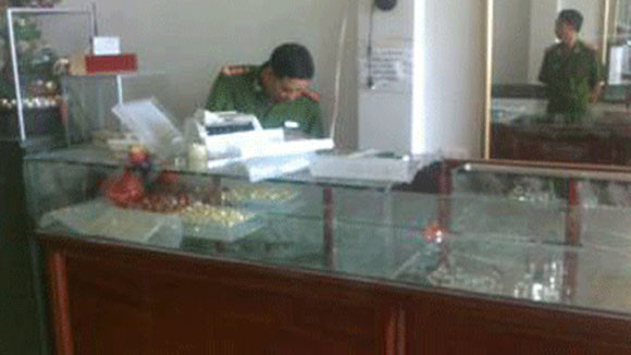 Lực lượng công an khám nghiệm hiện trường vụ án