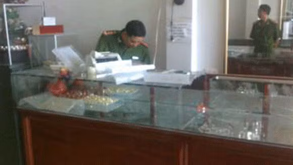 Lực lượng công an khám nghiệm hiện trường vụ án