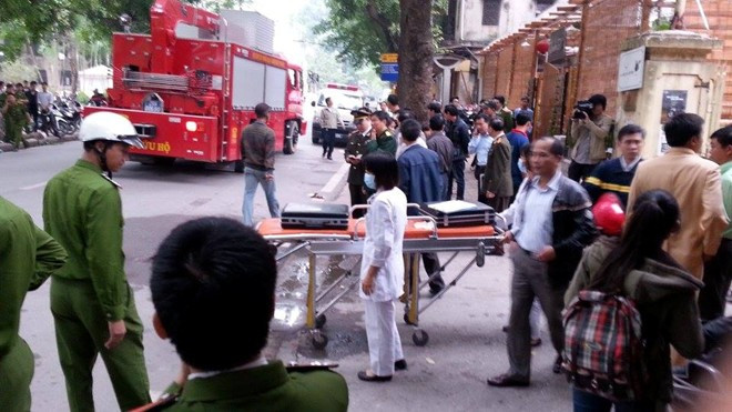 Được biết, quán bar này đang được thi công, cải tạo hệ thống cách âm. Theo nhân chứng, khi vụ cháy xảy ra, nhiều công nhân phải đập kính để thoát ra, một số lính cứu hỏa do không đeo mặt nạ đã bị ngạt khí cũng phải tháo chạy.