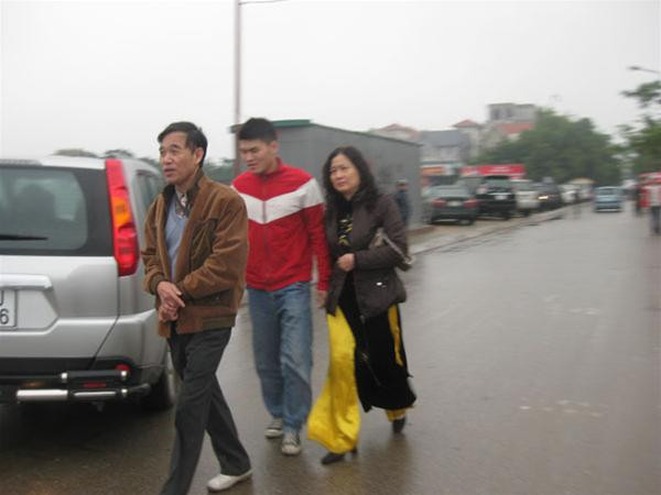 Đi lễ chùa Quán Sứ Sắp lễ tại phủ Tây Hồ sáng nay Mua vàng hương đi lễ tại Phủ Tây Hồ Mẹ đưa con tới Văn Miếu - Quốc Tử Giám cầu học hành thành đạt Cả gia đình đi lễ chùa đầu năm Các cụ già ngồi nghỉ sau khi đi lễ phủ Tây Hồ