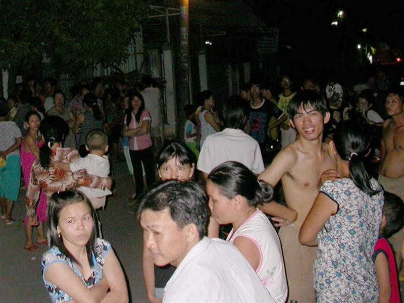 Những chủ nợ nhốn nháo trước nhà ông Bình để đòi bà Lan trả nợ. Ảnh: T.H.V