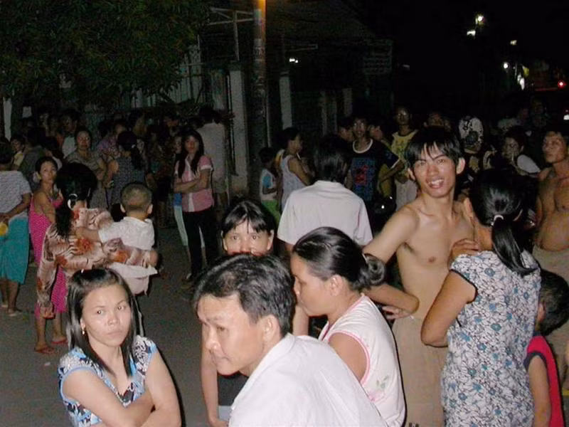 Những chủ nợ nhốn nháo trước nhà ông Bình để đòi bà Lan trả nợ. Ảnh: T.H.V