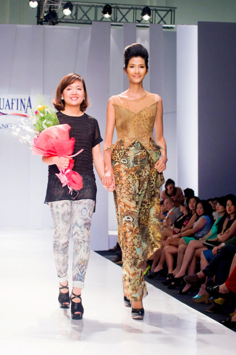 Hoàng Thùy được NTK Giao Linh dẫn ra chào khán giả sau màn trình diễn. Hoàng Thùy được NTK Giao Linh dẫn ra chào khán giả sau màn trình diễn