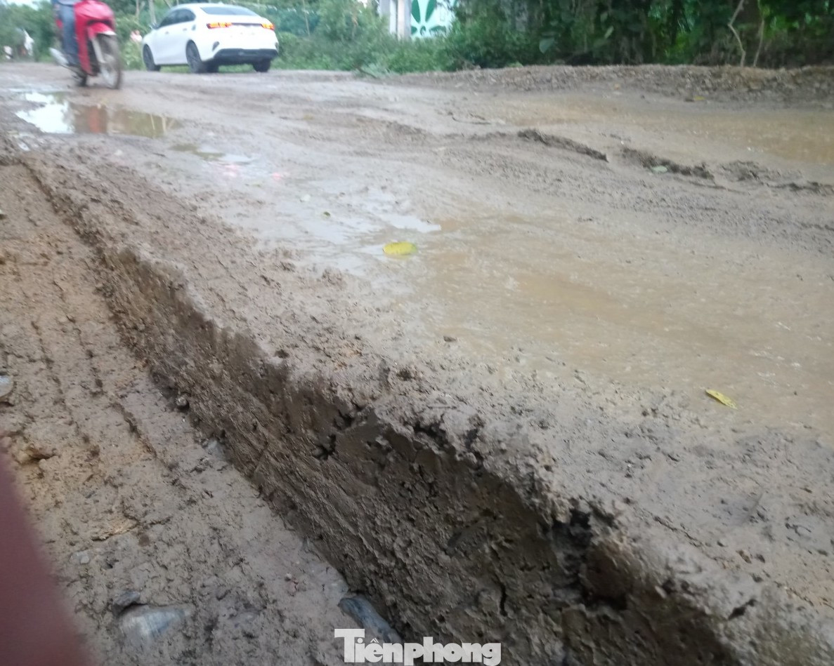 Người dân khổ sở khi lưu thông qua con đường dân sinh xã Cao Sơn.