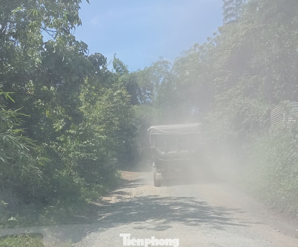 Xe trọng tải lớn chạy suốt ngày đêm, cày nát đường dân sinh xã Cao Sơn.