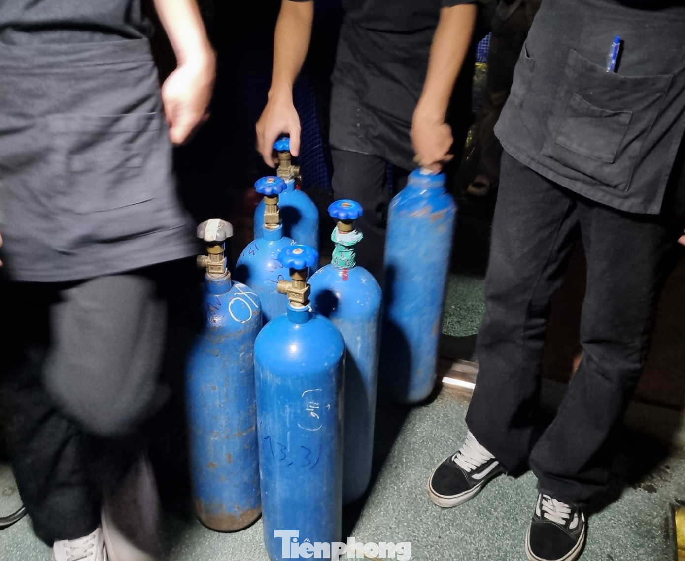 Bắt quả tang nhân viên bơm "bóng cười" phục vụ "dân chơi".