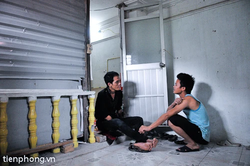 Lở trò truyện cùng Long, người bạn cùng phòng. Cả hai ở chung một phòng để tiết kiệm chi phí