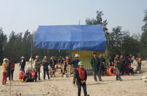 Gia đình và cơ quan chức năng dựng lều tại bờ biển Xuân Yên để tìm kiếm anh Phạm Văn Thời