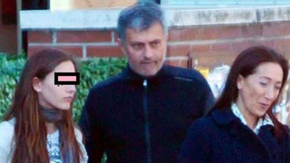 Vợ con Mourinho thích trở lại Anh