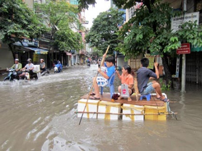 Chèo thuyền tự tạo trên phố sau cơn mưa ngà 17 - 8 tại Hà Nội