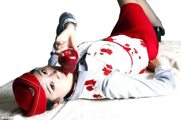 Rao bán nụ hôn của nữ tiếp viên hàng không xinh đẹp ảnh 3