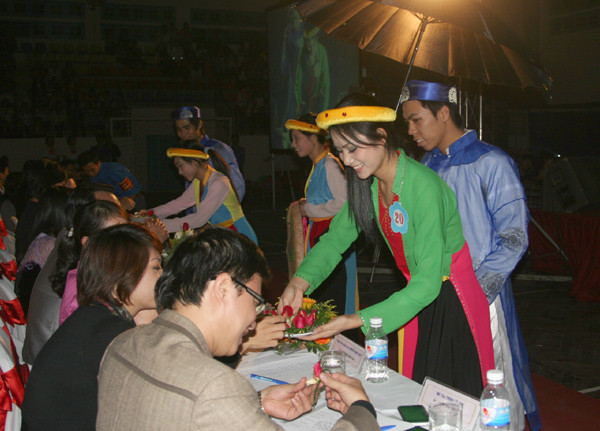 Ấm áp nghĩa tình với miếng trầu têm cánh phượng