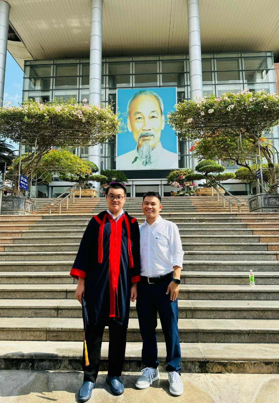 Chàng thủ khoa với thầy giáo Cao Văn Dũng- giáo viên dạy Toán, chủ nhiệm lớp của em. Ảnh: NVCC Chàng thủ khoa với thầy giáo Cao Văn Dũng- giáo viên dạy Toán, chủ nhiệm lớp của em. Ảnh: NVCC