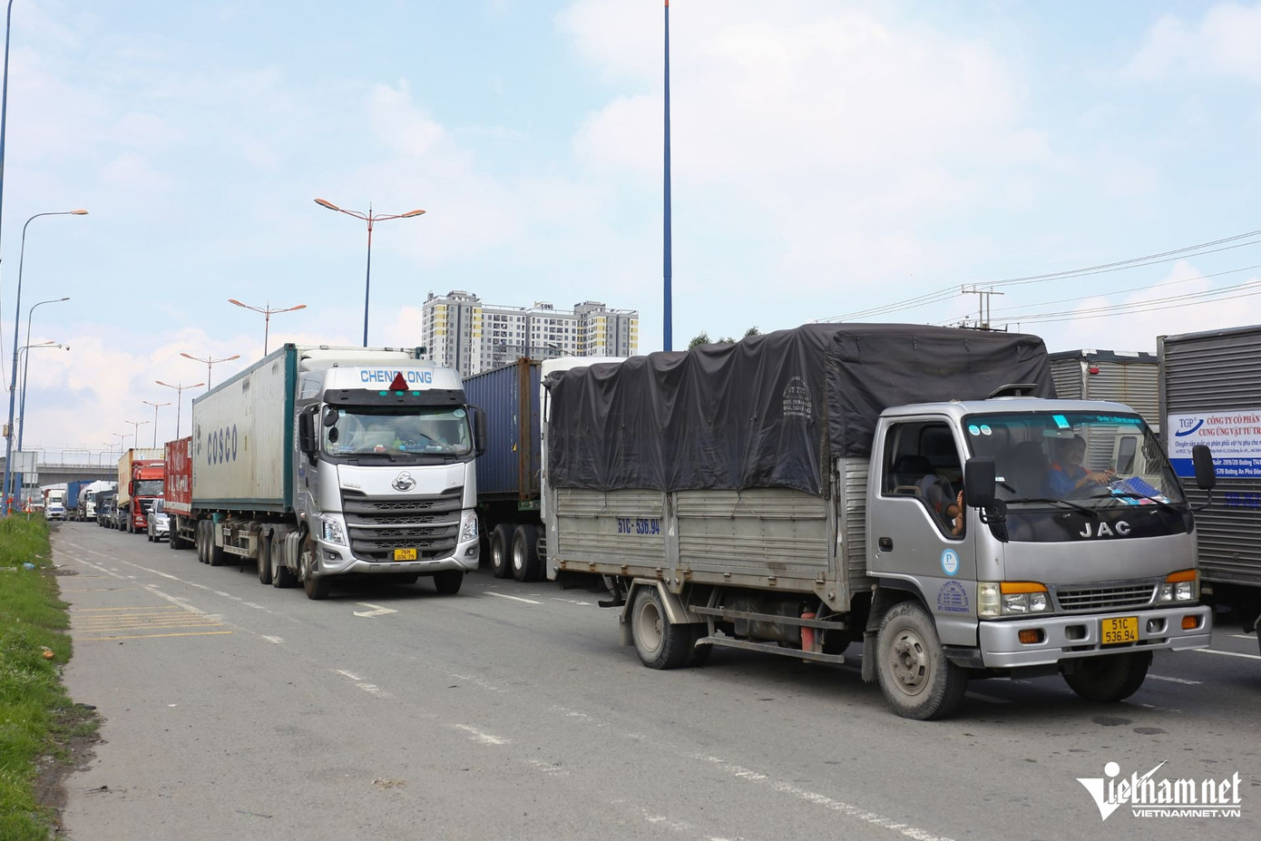 Cao tốc TPHCM - Long Thành bị đóng, ô tô 'rồng rắn' trên quốc lộ ảnh 4