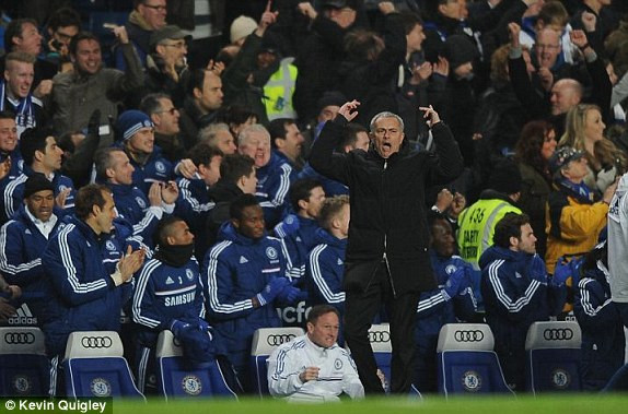 Mourinho ăn mừng bàn thắng của các học trò