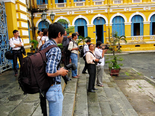 Từ sáng sớm, các phóng viên đã có mặt để ghi hình cảnh dẫn giải ông Sỹ