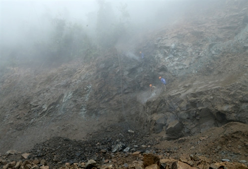 Việc khoan đá, nổ mìn trên những cung đường tuần tra biên giới gặp nhiều khó khăn do sương mù che phủ, núi đá cứng, cạnh đá sắc nên rất nguy hiểm