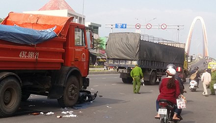 BẢN TIN ATGT: Nữ sinh lớp 11 chết thảm dưới bánh xe ben ảnh 6