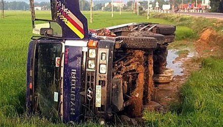 BẢN TIN ATGT: Nữ sinh lớp 11 chết thảm dưới bánh xe ben ảnh 4